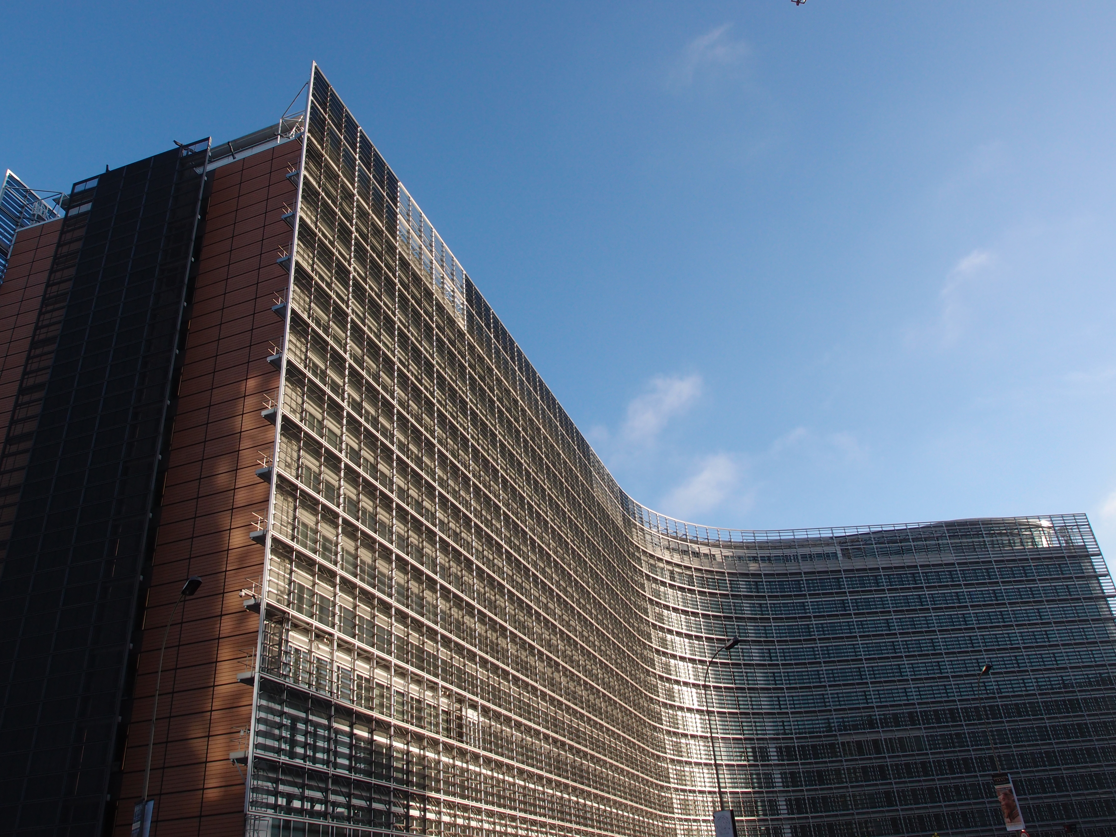 AI Act en vigueur : ce que l'Europe gagne et perd face aux géants de l'IA