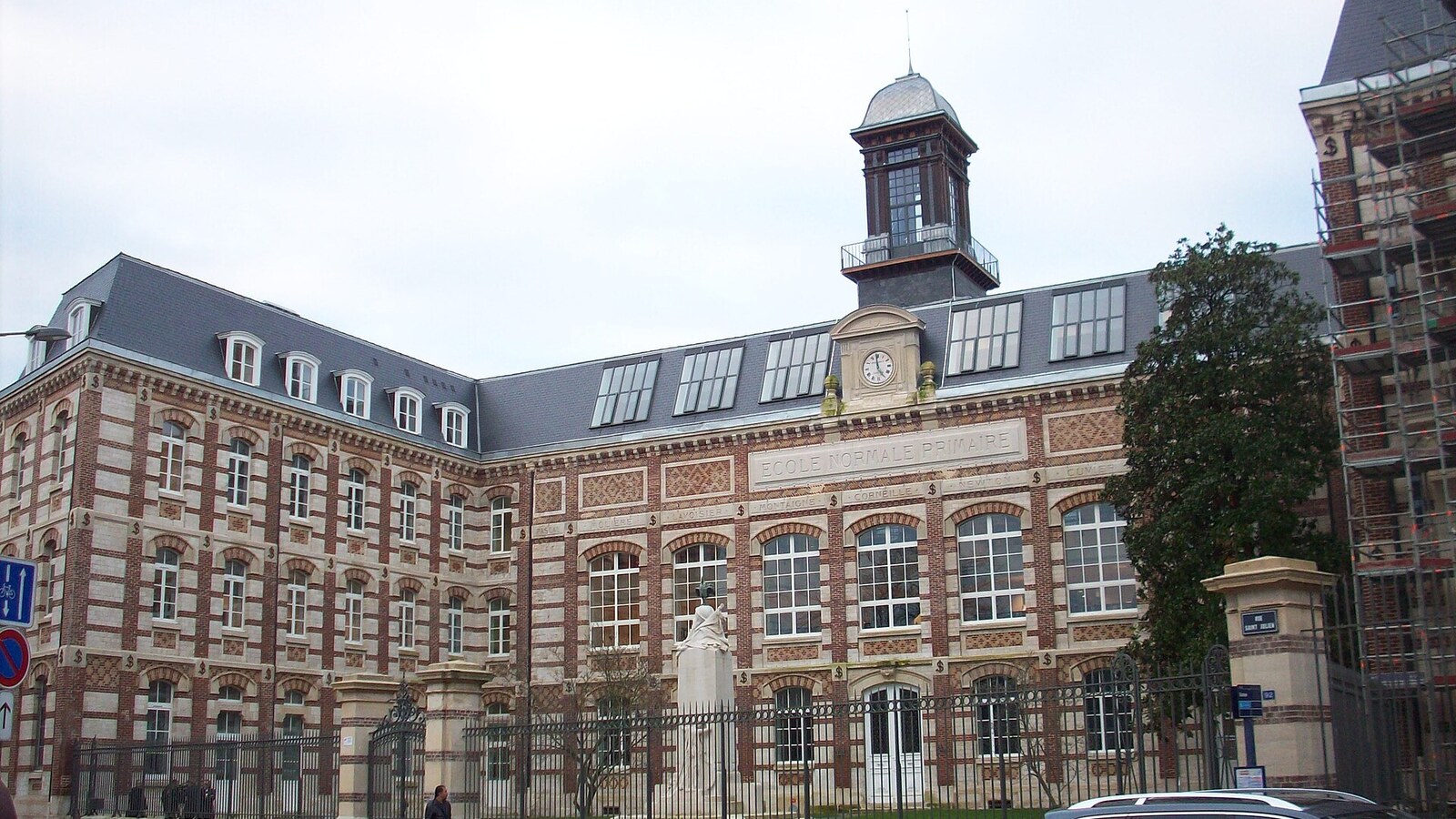 Charte IA université : Rouen préfère la règle à l'interdit